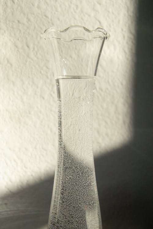 黑桌上的透明玻璃花瓶 · 免费素材图片