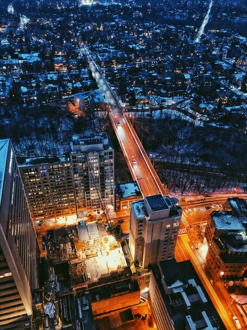 有关在晚上, 垂直拍摄, 城市的免费素材图片