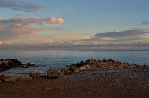 海边的棕色岩石 · 免费素材图片