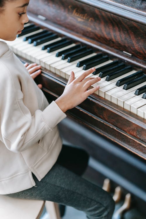 米色外套弹钢琴的人 · 免费素材图片
