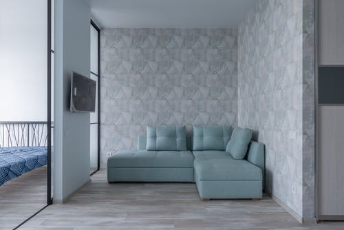 白色木门旁边的灰色沙发 · 免费素材图片