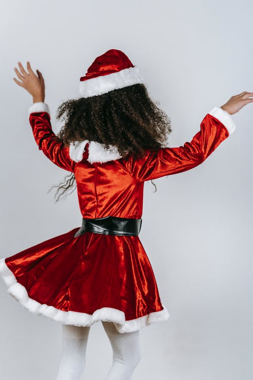 红色和白色圣诞老人的帽子和红色长袖连衣裙的女人 · 免费素材图片