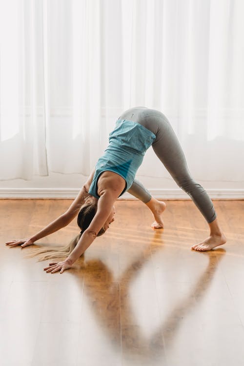 灰色背心和灰色紧身裤，做瑜伽的女人 · 免费素材图片