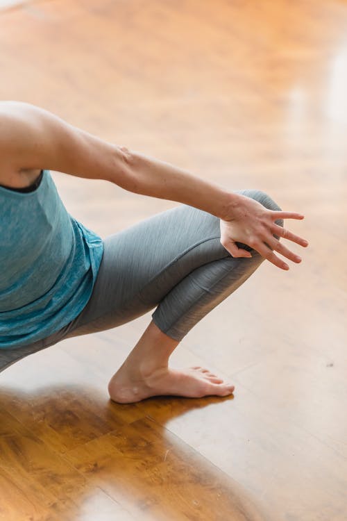 蓝色背心和灰色紧身裤，做瑜伽的女人 · 免费素材图片