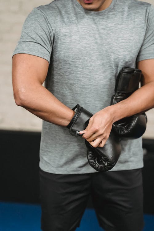 灰色t恤和黑色皮革拳击手套的人 · 免费素材图片