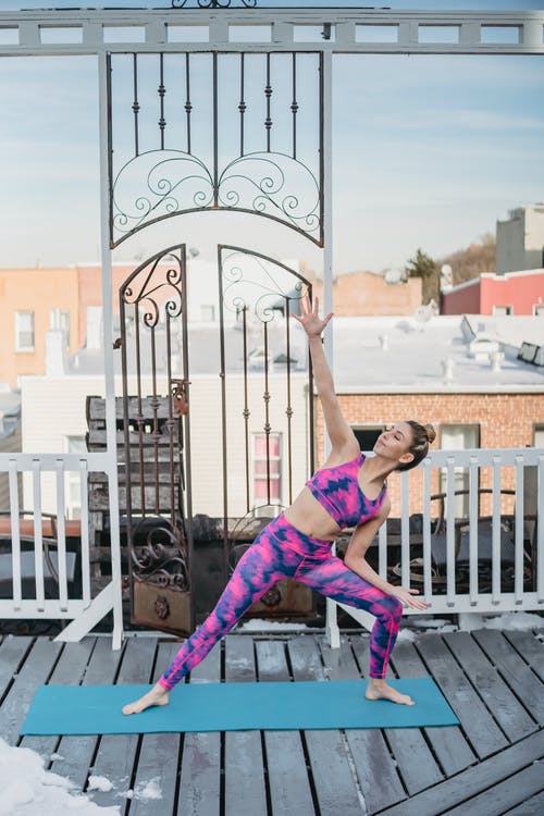 粉红色的背心和紫色的裤子，做瑜伽的女人 · 免费素材图片