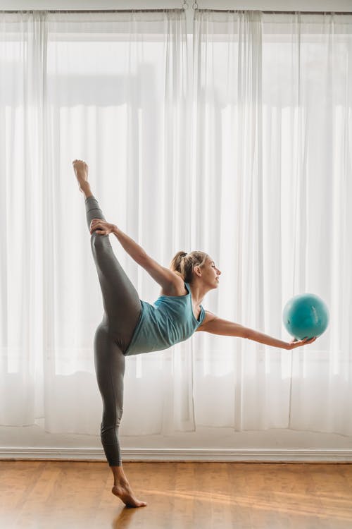 蓝色背心和黑色紧身裤，做瑜伽的女人 · 免费素材图片
