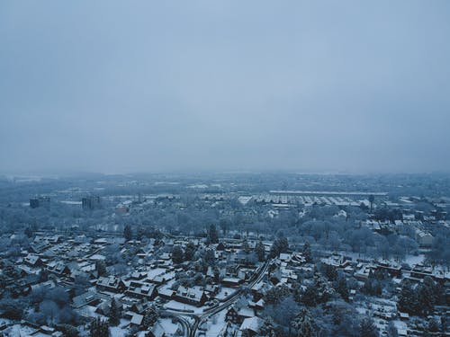 有关下雪的天气, 冬季, 天际线的免费素材图片