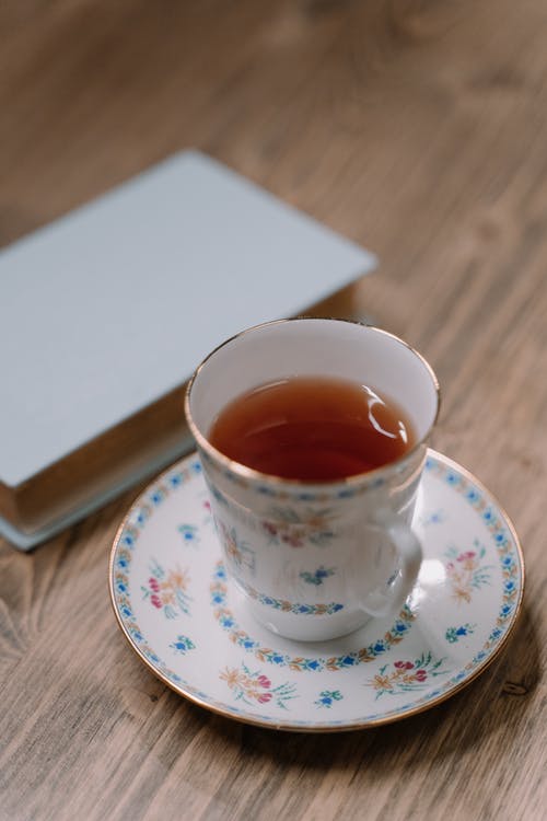 有关一杯茶, 垂直拍摄, 小碟子的免费素材图片