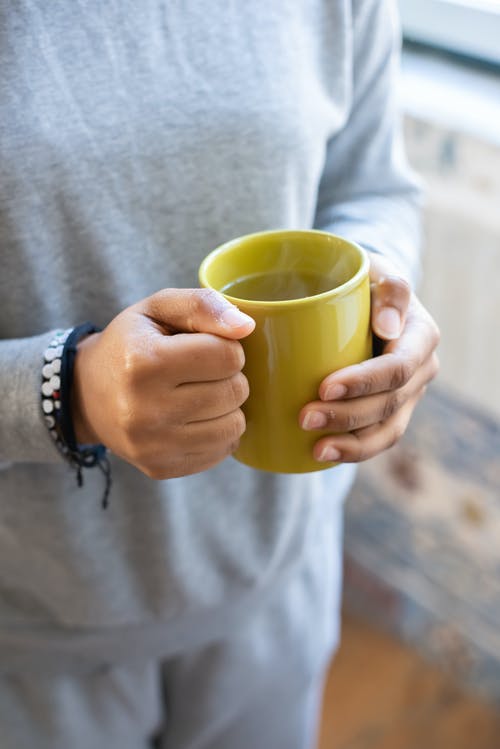 有关一杯茶, 垂直拍摄, 手的免费素材图片