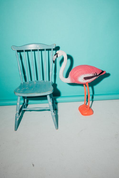 有关小塑像, 椅子, 红鹤的免费素材图片