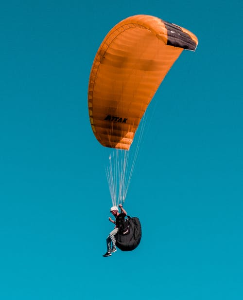 有关人, 垂直拍摄, 滑翔伞的免费素材图片