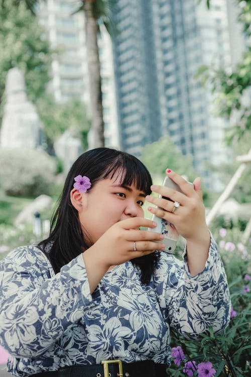 有关加上大小, 垂直拍摄, 女人的免费素材图片