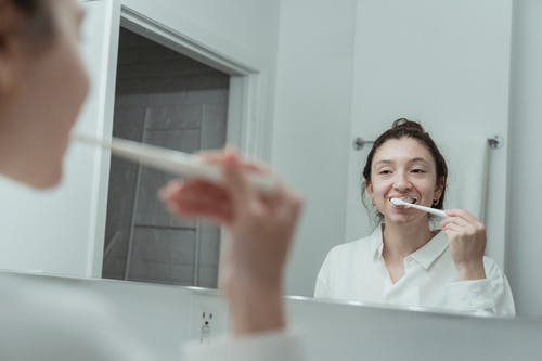 有关反射, 发髻, 咖啡色头发的女人的免费素材图片