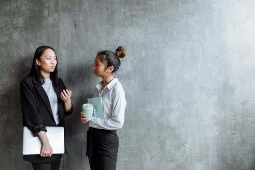 白色长袖衬衫和黑色的裤子，拿着绿色杯子的女人 · 免费素材图片