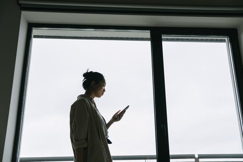 有关低角度拍摄, 女人, 玻璃窗的免费素材图片