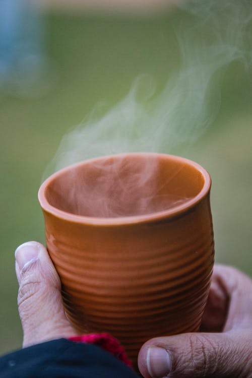 有关垂直拍摄, 握住, 杯子的免费素材图片