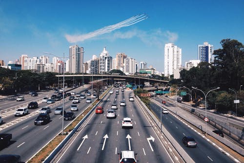 有关旅行, 汽车, 繁忙的道路的免费素材图片