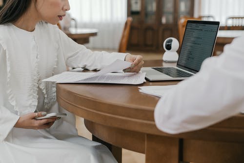 有关坐, 女人, 学生的免费素材图片