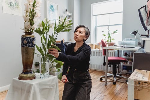 一个女人在插花 · 免费素材图片