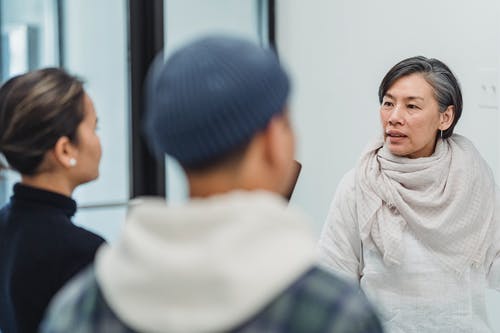 接受采访的女人 · 免费素材图片