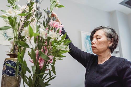 一个女人在插花 · 免费素材图片