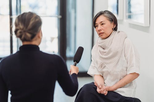 一位女士接受记者采访 · 免费素材图片