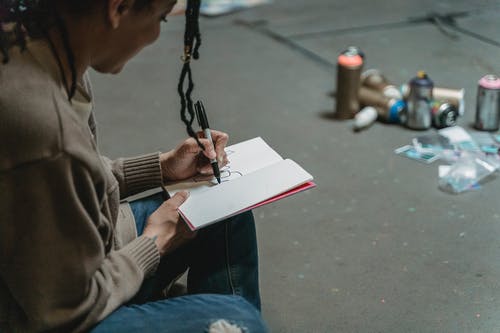 有关喷漆, 坐, 女人的免费素材图片