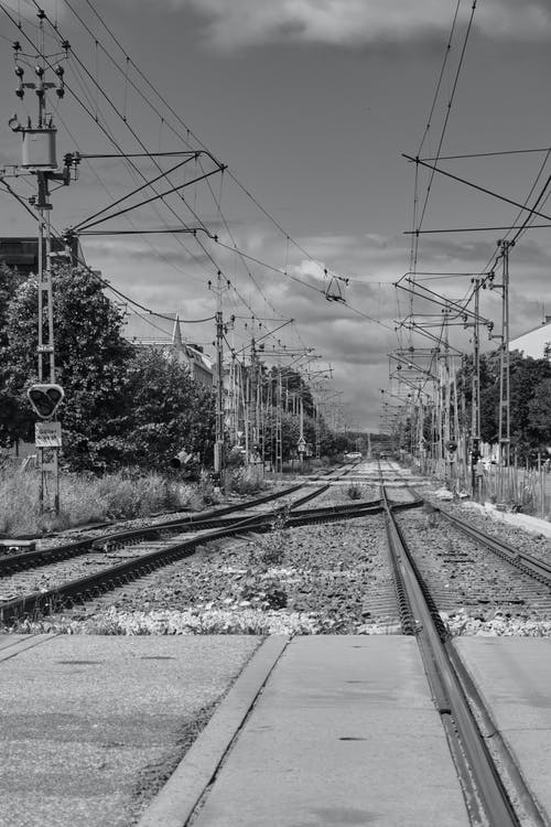 有关单色, 垂直拍摄, 火车铁轨的免费素材图片