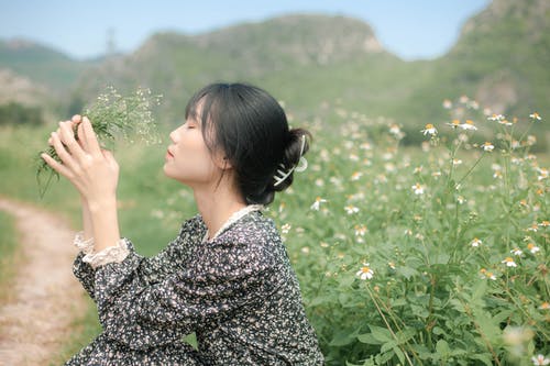 有关坐, 女人, 户外的免费素材图片