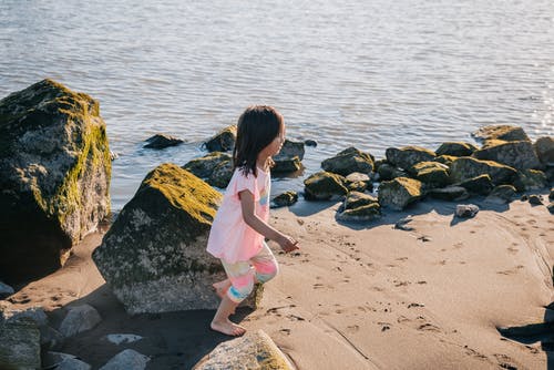 沙滩上奔跑的女孩 · 免费素材图片