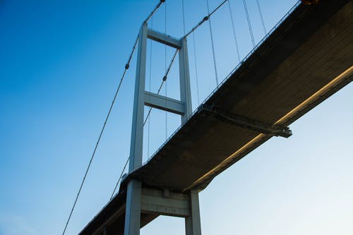 有关低角度拍摄, 吊桥, 基础设施的免费素材图片