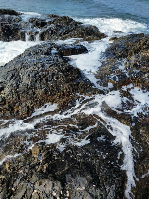 有关垂直拍摄, 岩石, 海水泡沫的免费素材图片