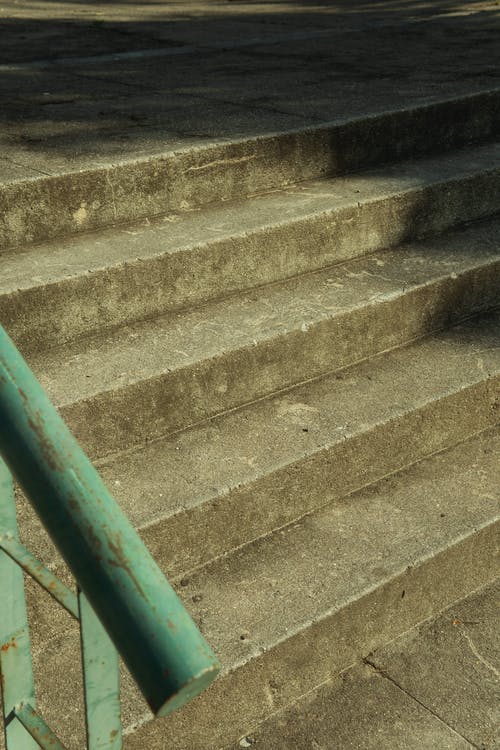 有关樓梯, 灰色混凝土, 腳步的免费素材图片