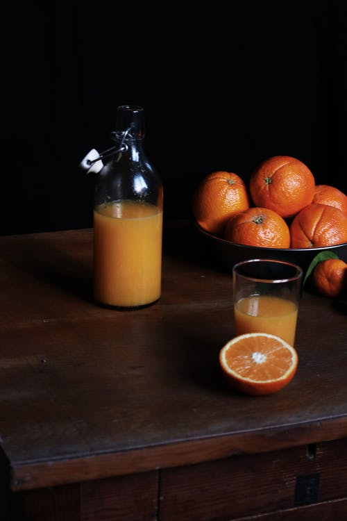 有关新鲜水果, 木桌, 柳橙汁的免费素材图片