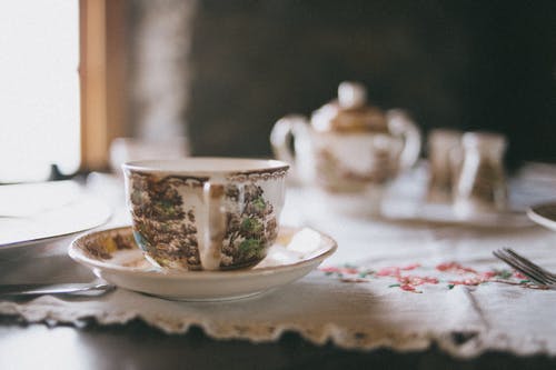 有关景深, 杯子和碟子, 桌布的免费素材图片