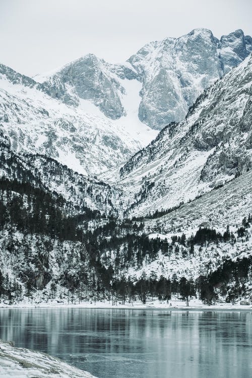 Vignemale 和冰冻的 Gaube 湖的风景 · 免费素材图片
