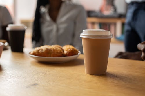 有关一次性杯子, 木桌桌面, 浅焦点的免费素材图片