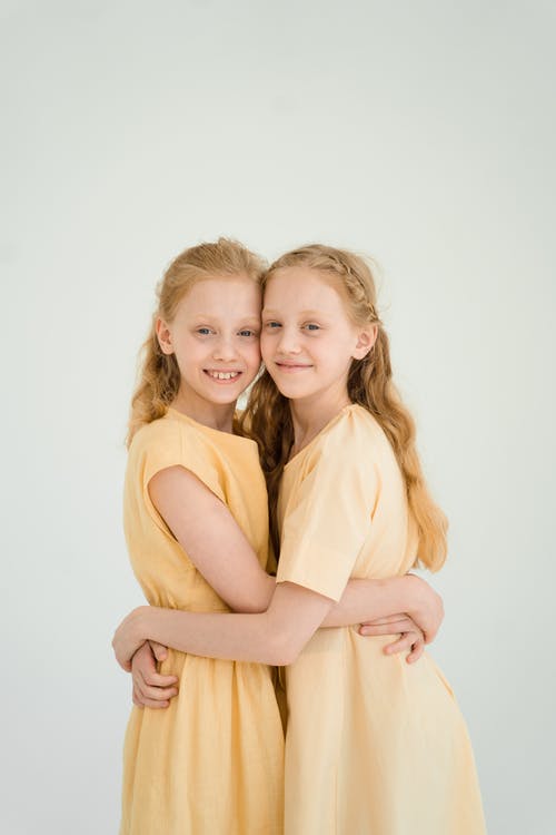 美丽的双胞胎姐妹互相拥抱 · 免费素材图片