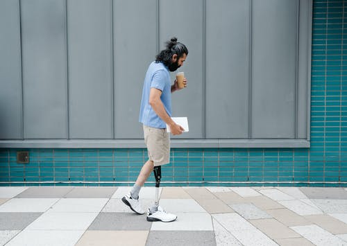 带着假肢走路的男人 · 免费素材图片