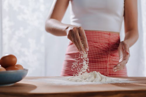 有关准备食物, 国内厨房, 女人的免费素材图片