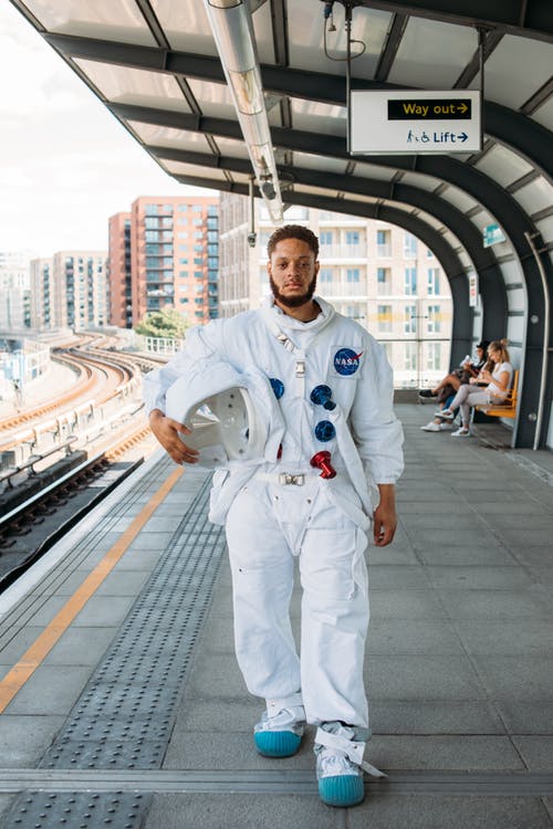 在火车站穿太空服的男人 · 免费素材图片