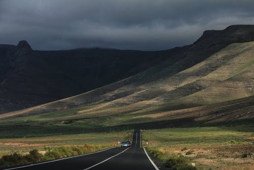 山区公路上的汽车 · 免费素材图片