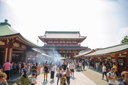 认不出来的游客走在城市老佛寺附近 · 免费素材图片