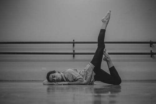 芭蕾舞演员的单色照片 · 免费素材图片