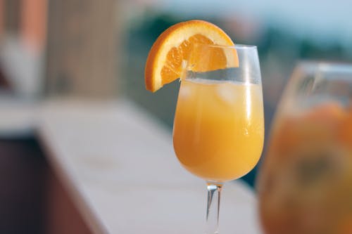 透明水杯橙汁 · 免费素材图片