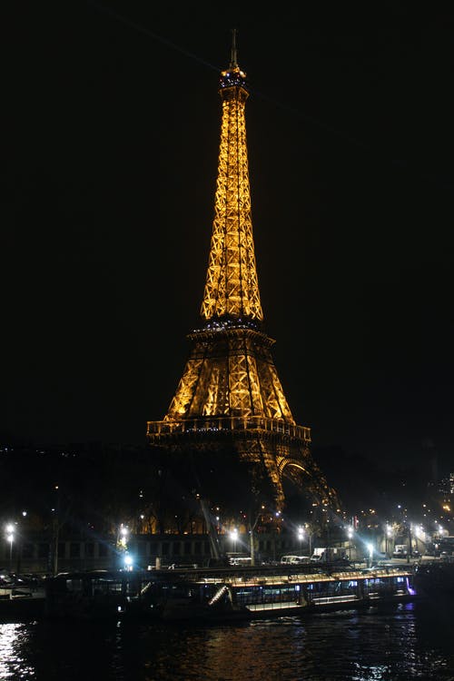 埃菲尔铁塔在夜间 · 免费素材图片