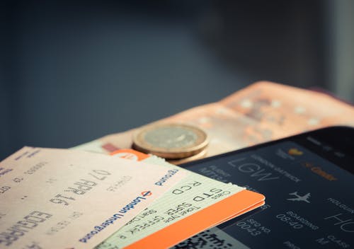 橙色和绿色标签的飞机票 · 免费素材图片