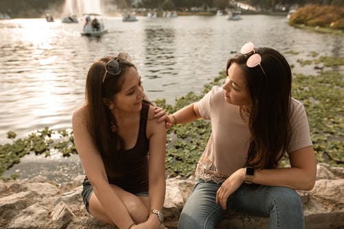 妇女坐在湖边聊天 · 免费素材图片