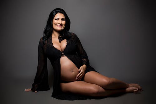 孕妇坐在地板上 · 免费素材图片